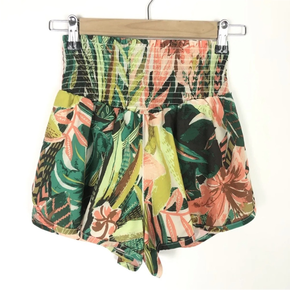 Offline Aerie tropical print smocked shorts
Size Small
Excellent condition